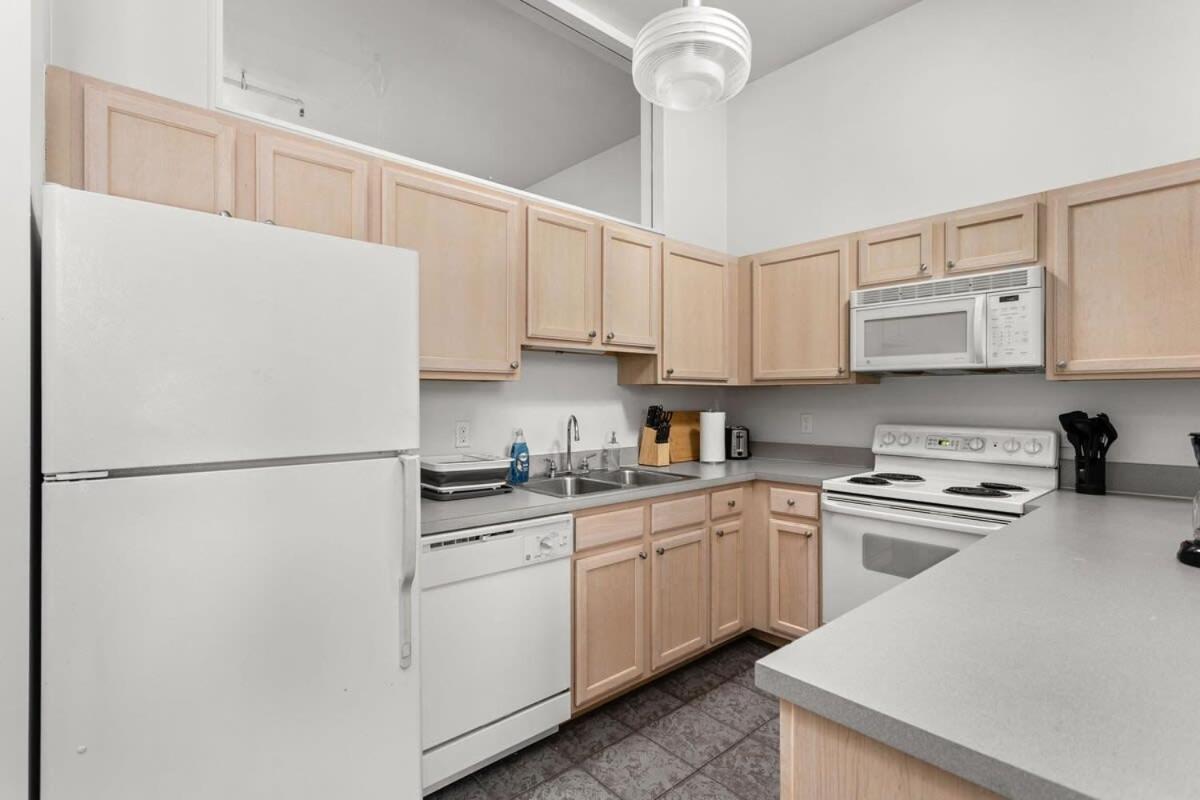 Modern Downtown Apartment 2Br 2Ba By Cozysuites Индианаполис Екстериор снимка